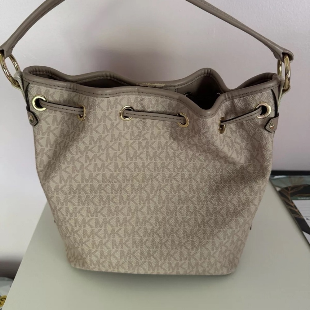 Michael Kors bag. Very good condition.